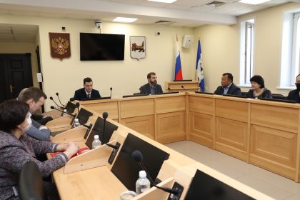 Ситуацию в экономической сфере депутаты Заксобрания обсудили с и.о председателя правительства Приангарья Константином Зайцевым